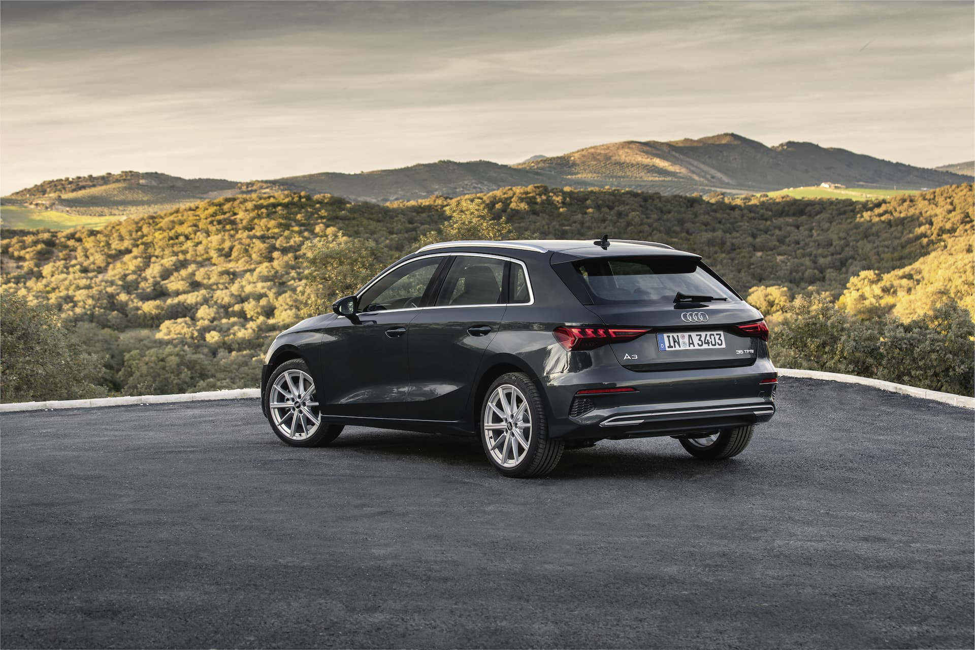 Vista trasera y lateral del Audi A3 Sportback 2020 en tono Gris Daytona.