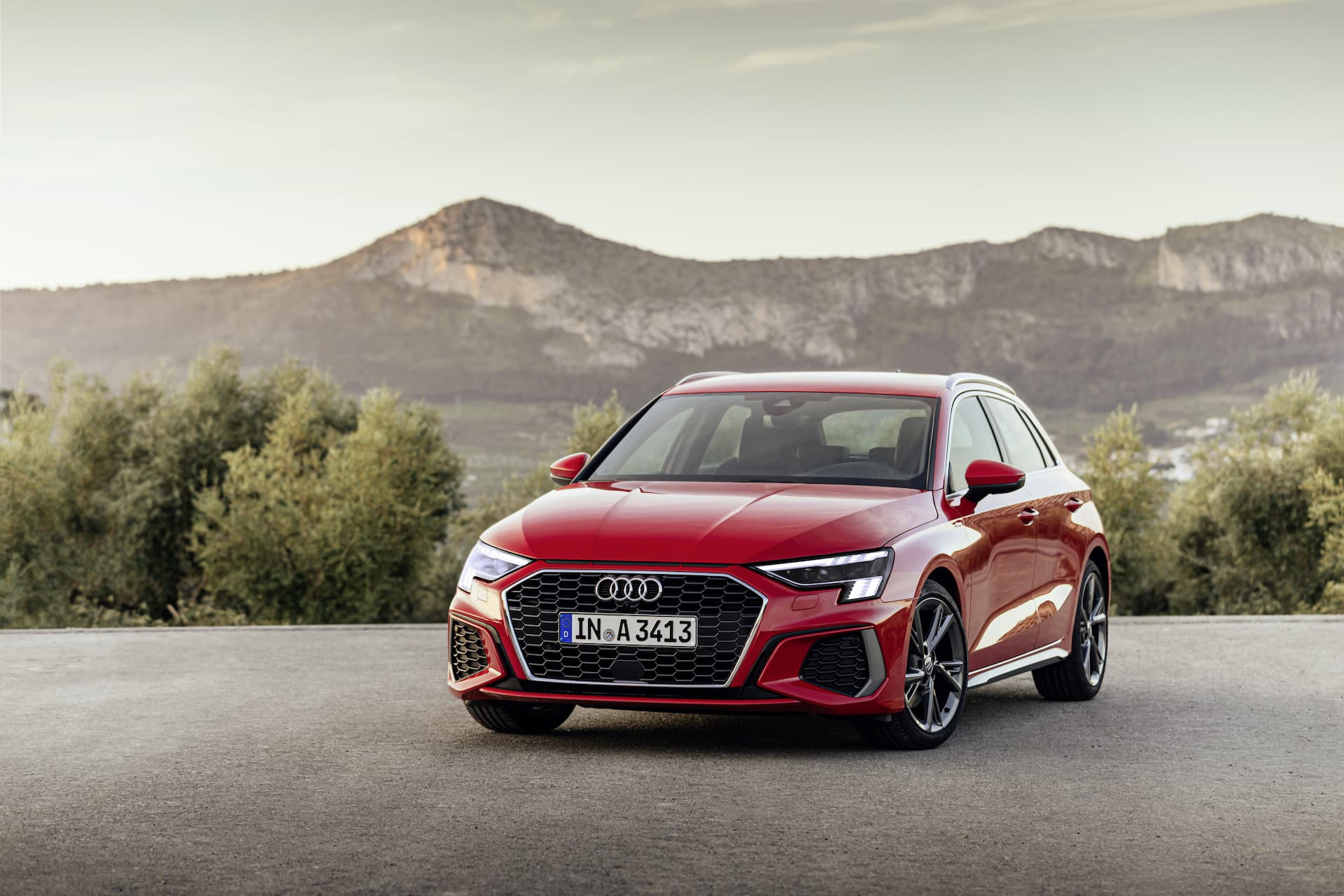Vista dinámica frontal y lateral del Audi A3 Sportback 2020 en Rojo Tango.