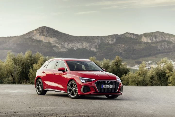 Vista a tres cuartos del Audi A3 Sportback 2020 en color Rojo Tango.