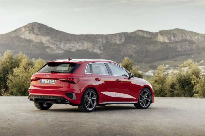 Vista trasera y lateral del Audi A3 Sportback en Rojo Tango, mostrando líneas dinámicas.