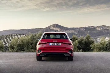 Vista posterior del Audi A3 Sportback 2020 en Rojo Tango