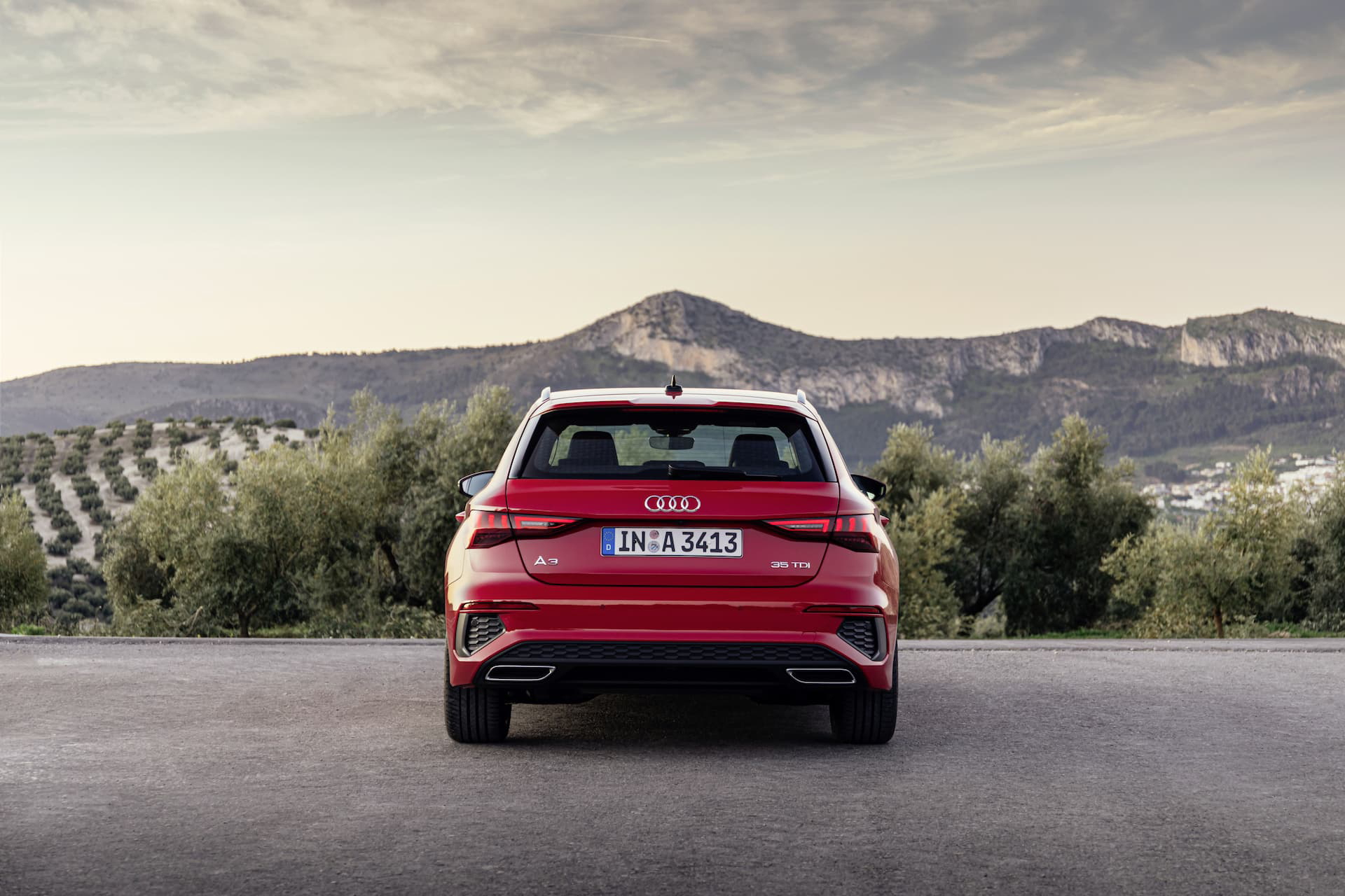 Vista posterior del Audi A3 Sportback 2020 en Rojo Tango