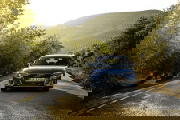 Vista dinámica del Audi A3 Sportback en carretera.