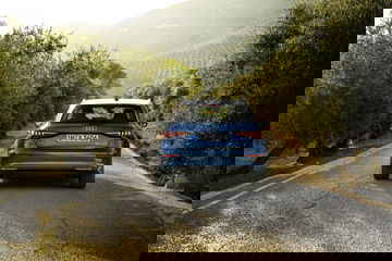 Vista dinámica del Audi A3 Sportback 2020 en carretera.