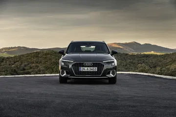 Vista frontal del Audi A3 Sportback 2020 con acabado Gris Daytona.