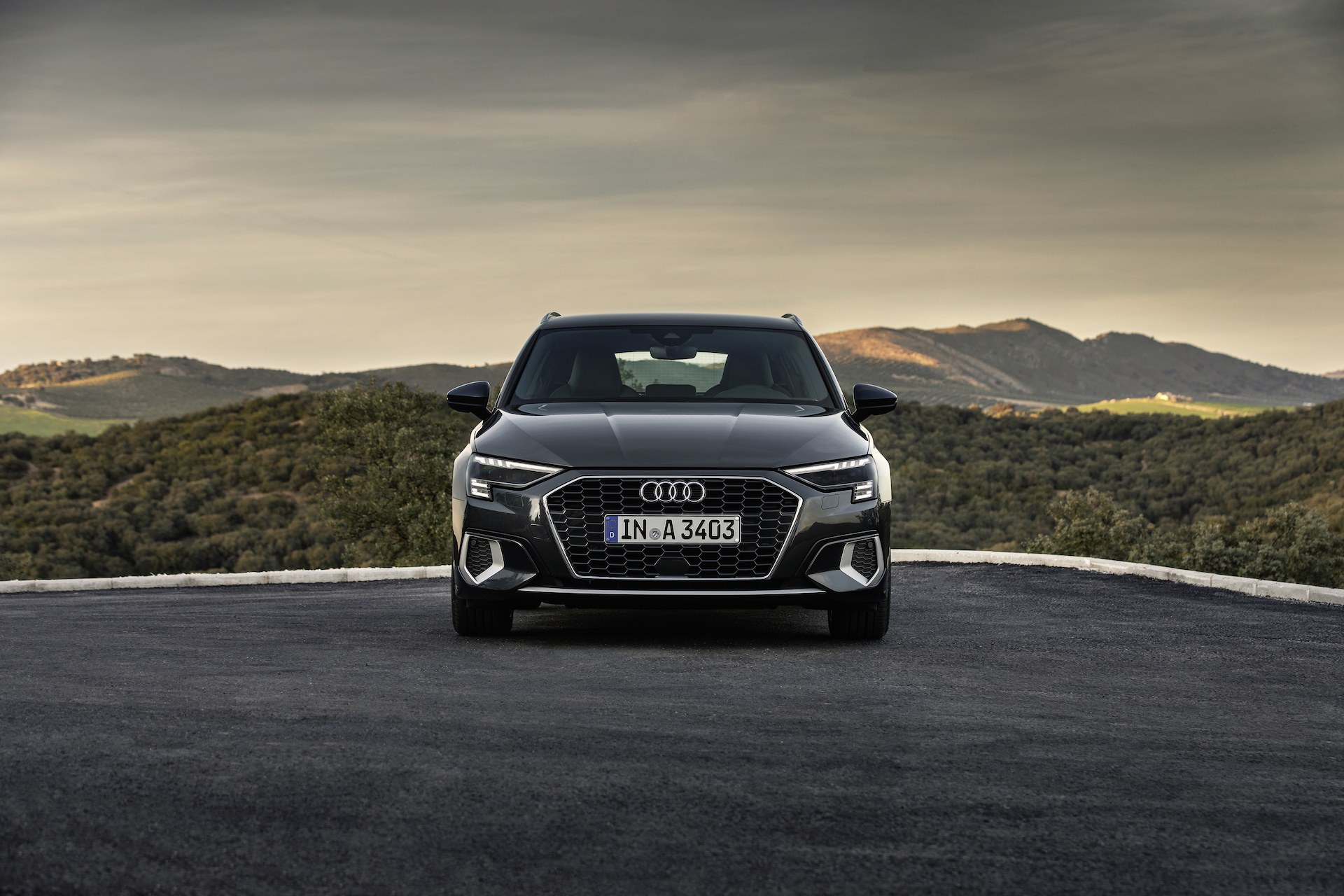 Vista frontal del Audi A3 Sportback 2020 con acabado Gris Daytona.