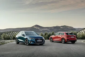 Vista de dos modelos Audi A3 Sportback con la línea lateral destacada.