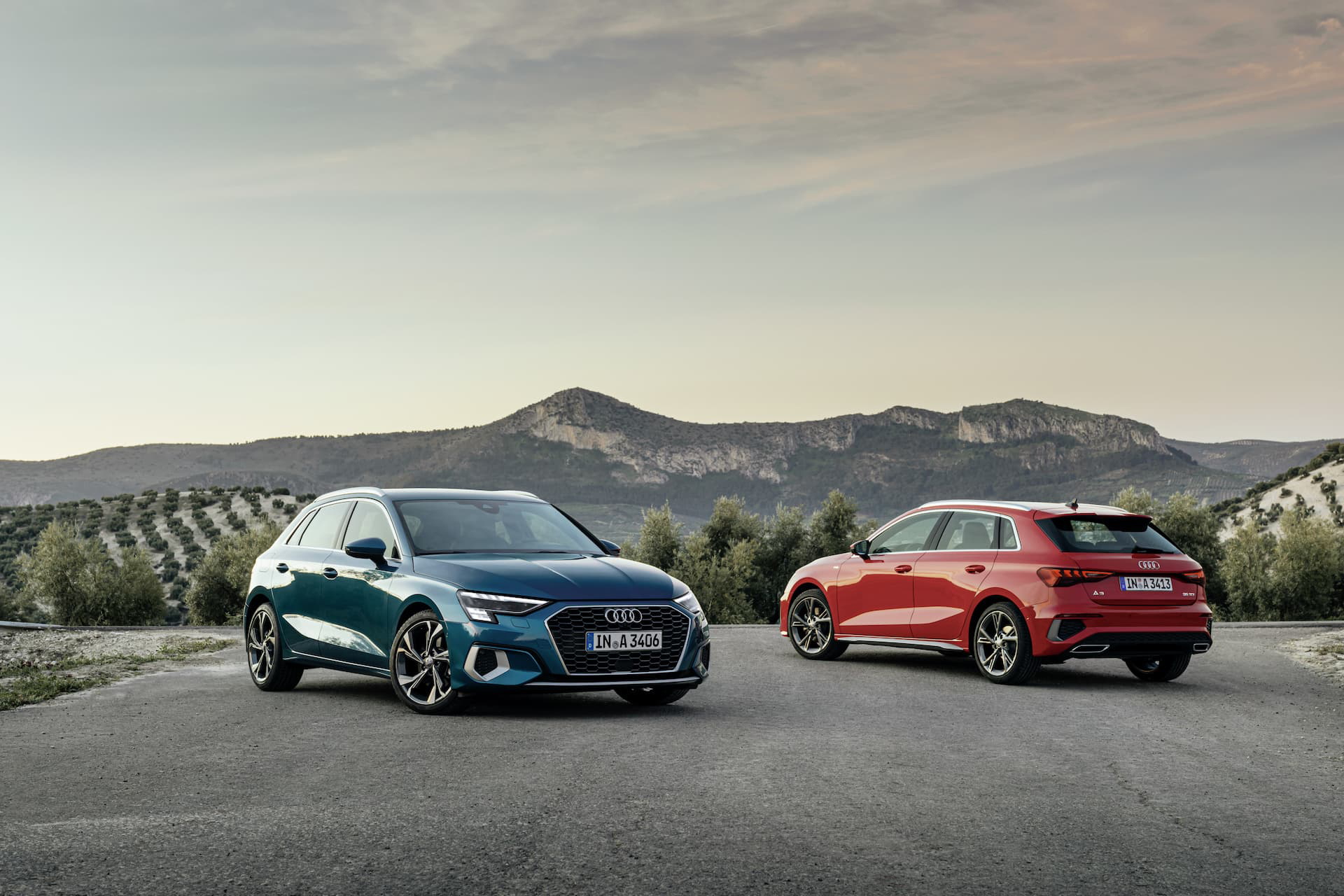 Vista de dos modelos Audi A3 Sportback con la línea lateral destacada.