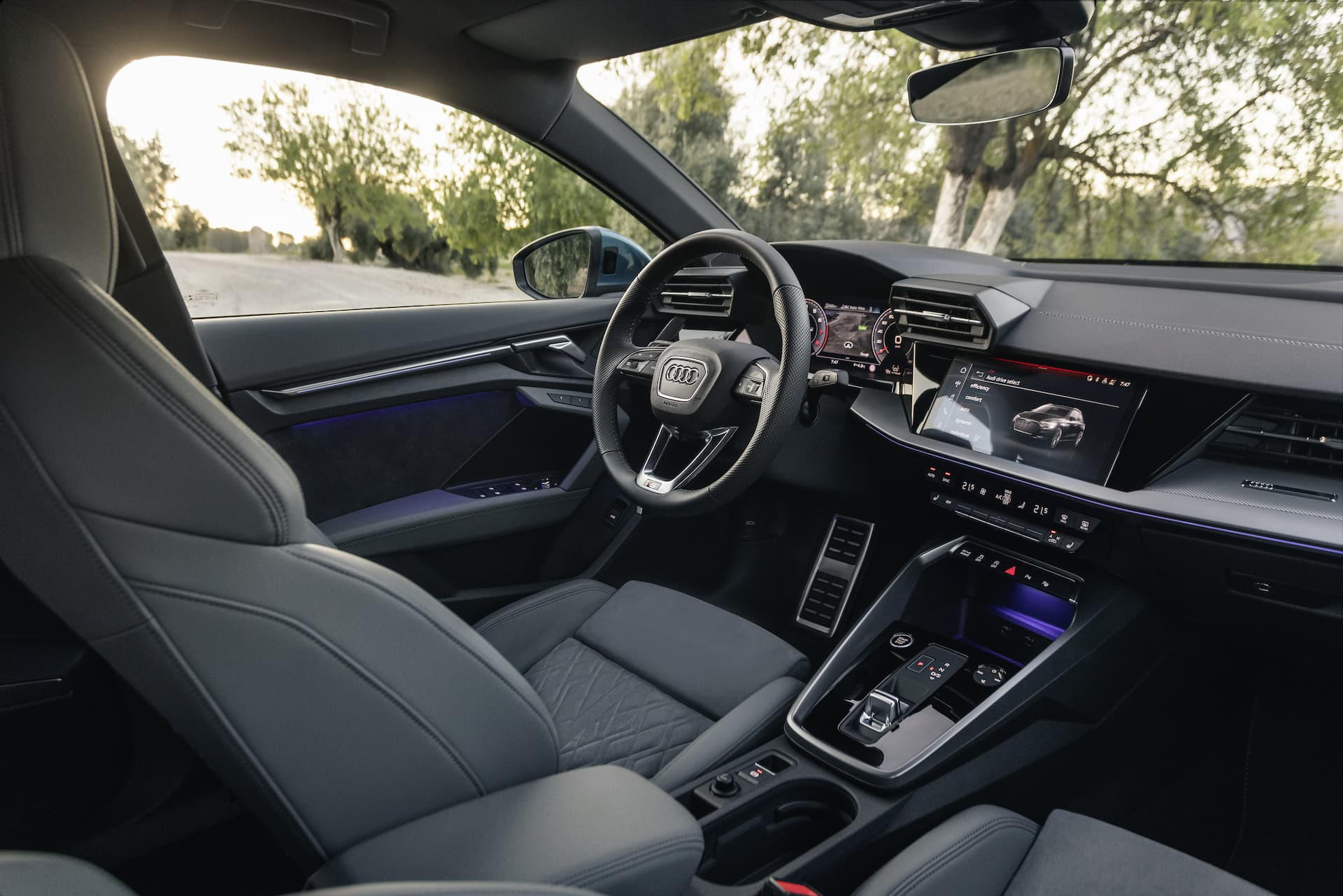 Vista lateral del habitáculo del Audi A3, destacando su elegancia y tecnología.