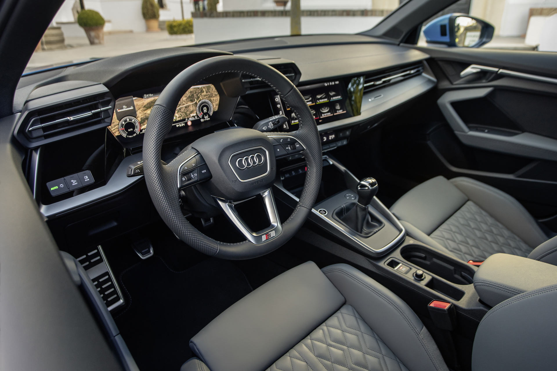 Ergonomía y diseño sobresalientes en el puesto de conducción del Audi A3 Sportback.