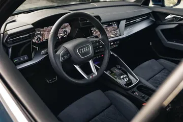 Vista del volante y consola central del Audi A3 Sportback.