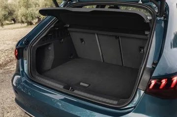 Vista del maletero Audi A3 Sportback mostrando su capacidad y acabados.
