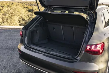 Vista trasera del maletero del Audi A3 Sportback, amplio y accesible.