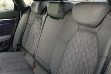 Asientos traseros del Audi A3 con diseño ergonómico y acabados de calidad.