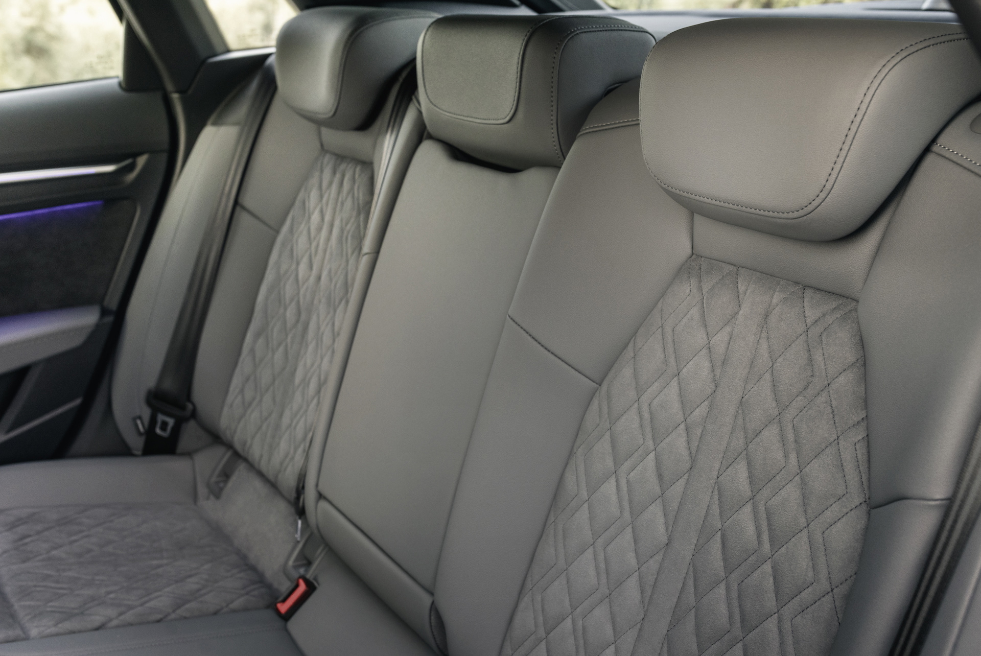 Asientos traseros del Audi A3 con diseño ergonómico y acabados de calidad.