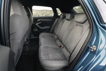 Vista lateral de las plazas traseras del Audi A3 Sportback 2020. Máximo confort y diseño.
