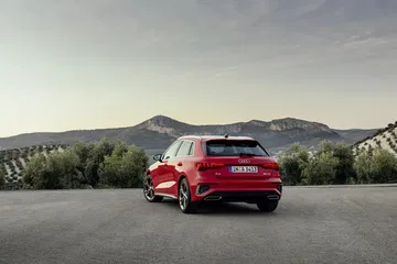 Vista trasera y lateral del Audi A3 Sportback en rojo tango.