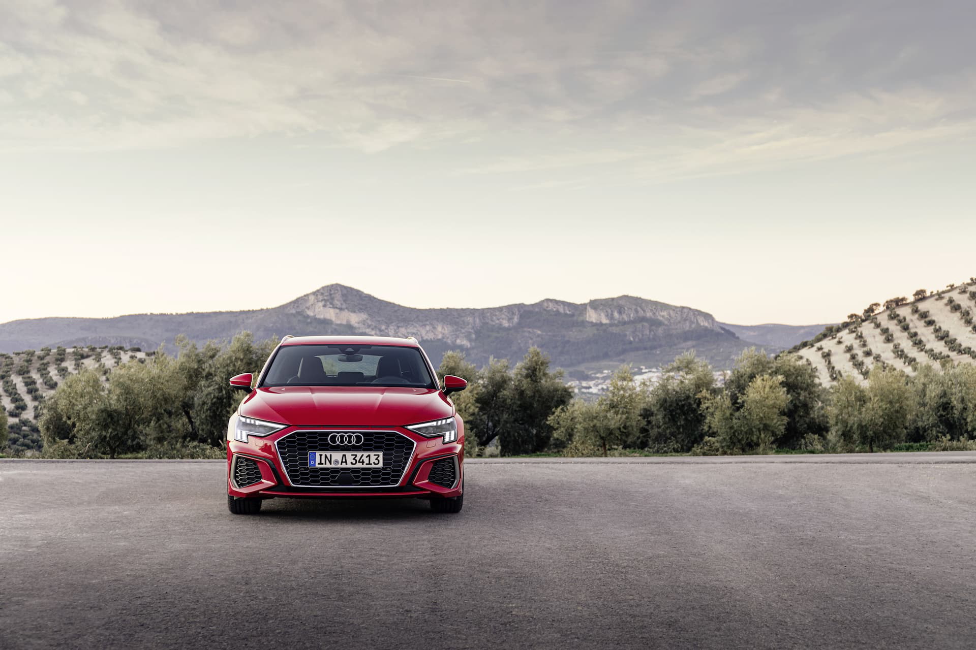 Vista trasera del Audi A3 Sportback en Rojo Tango destacando su diseño deportivo.