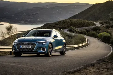 Vista trasera del Audi A3 Sportback que destaca sus líneas y luces LED.