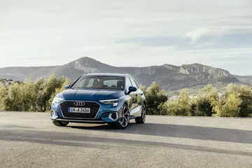 Primer plano del emblema turbo en Audi A3 Sportback 2020.