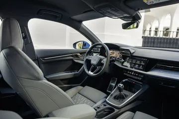 Vista lateral del habitáculo del Audi A3, destacando su ergonomía y calidad de materiales.