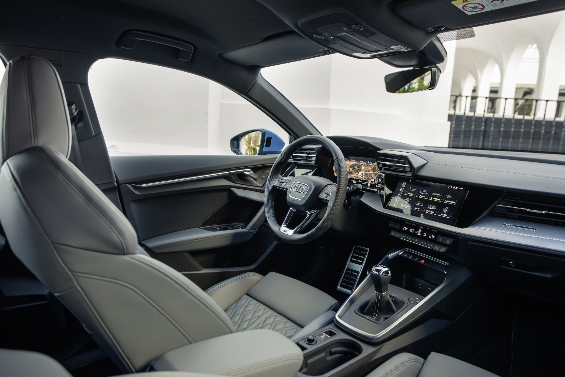 Vista lateral del habitáculo del Audi A3, destacando su ergonomía y calidad de materiales.