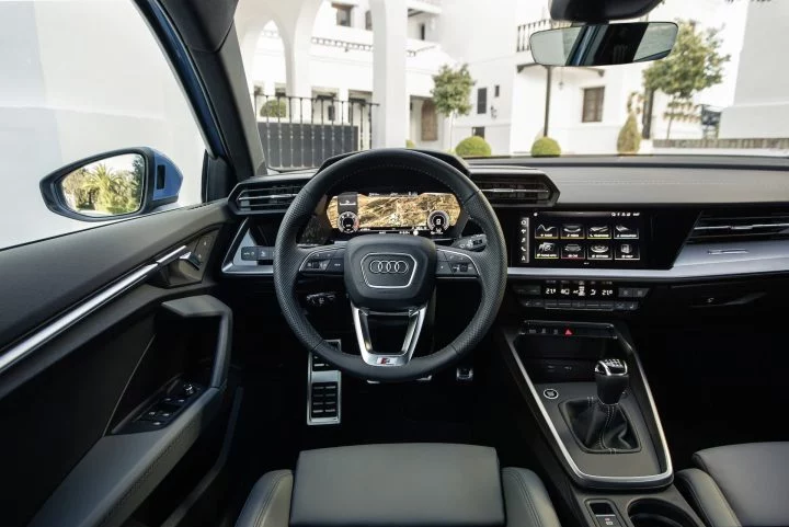 Vista del volante e instrumentación digital del Audi A3 Sportback.
