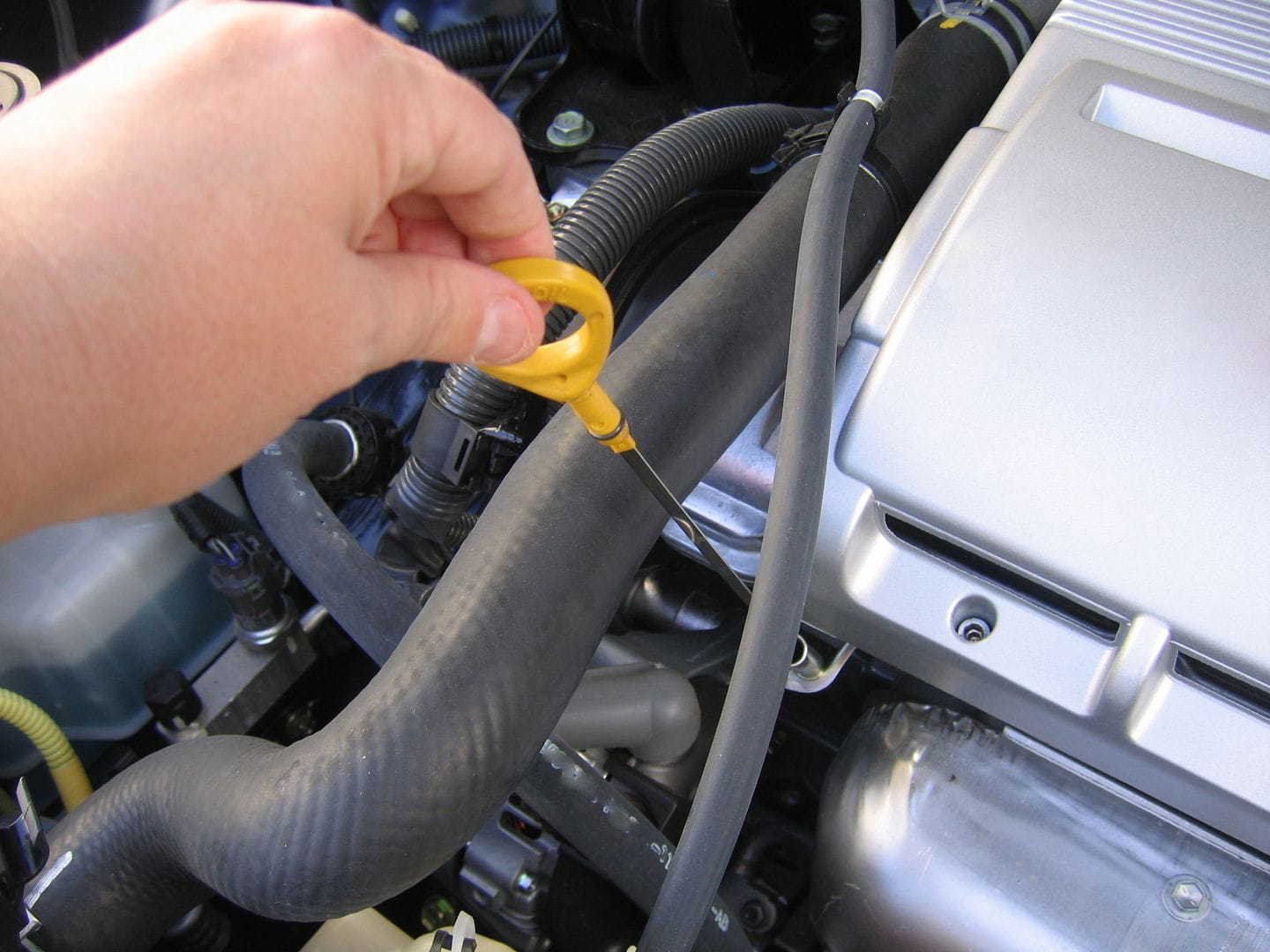 Cómo mirar el aceite del coche: pasos a seguir