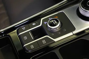 Vista cercana de la consola central del Kia Sorento con controles de clima