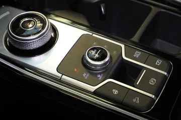 Vista cercana del sistema de control de tracción y modos de manejo del Kia Sorento.