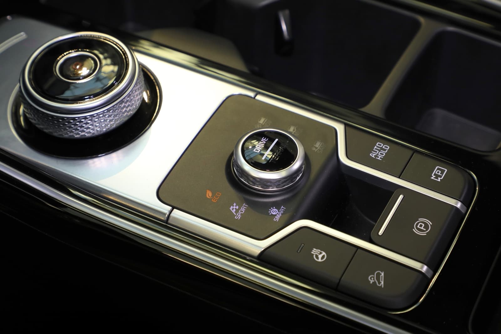 Vista cercana del sistema de control de tracción y modos de manejo del Kia Sorento.
