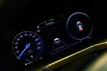 Visión nocturna del cuadro de instrumentos digital del Kia Sorento.