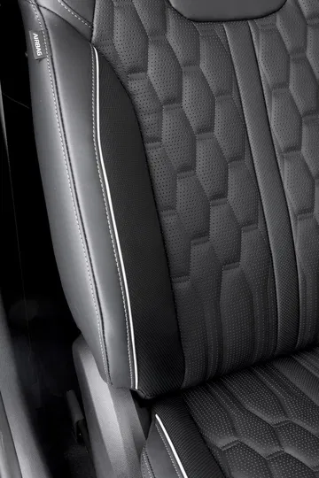 Vista cercana del tapizado y diseño específico de un asiento del Kia Sorento.
