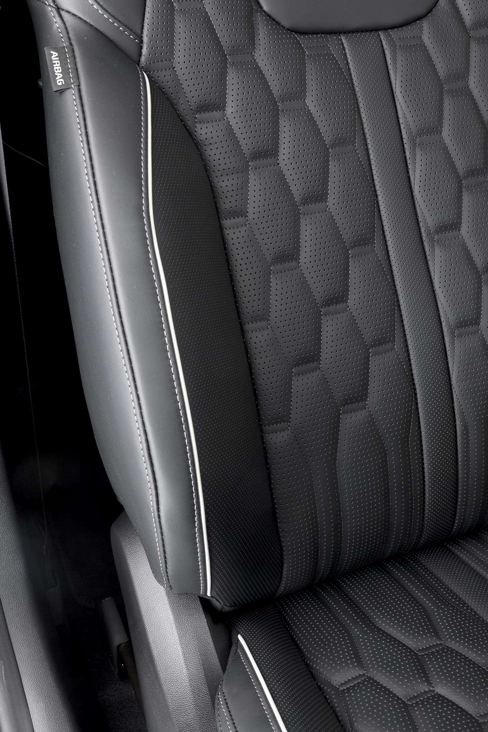Vista cercana del tapizado y diseño específico de un asiento del Kia Sorento.