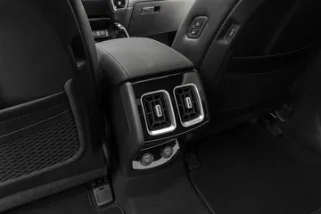 Control de temperatura para pasajeros traseros en Kia Sorento, acabados de calidad.