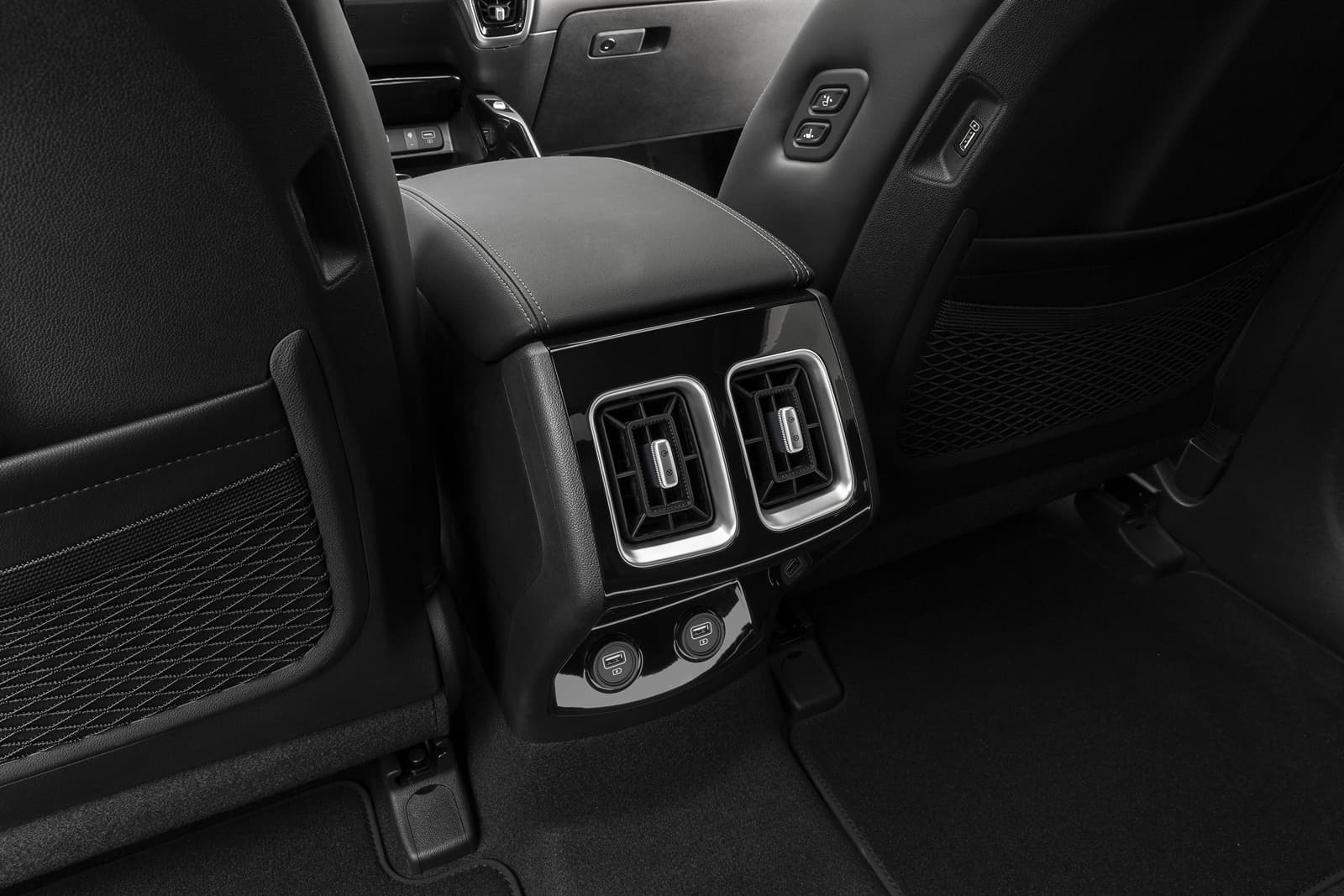 Control de temperatura para pasajeros traseros en Kia Sorento, acabados de calidad.