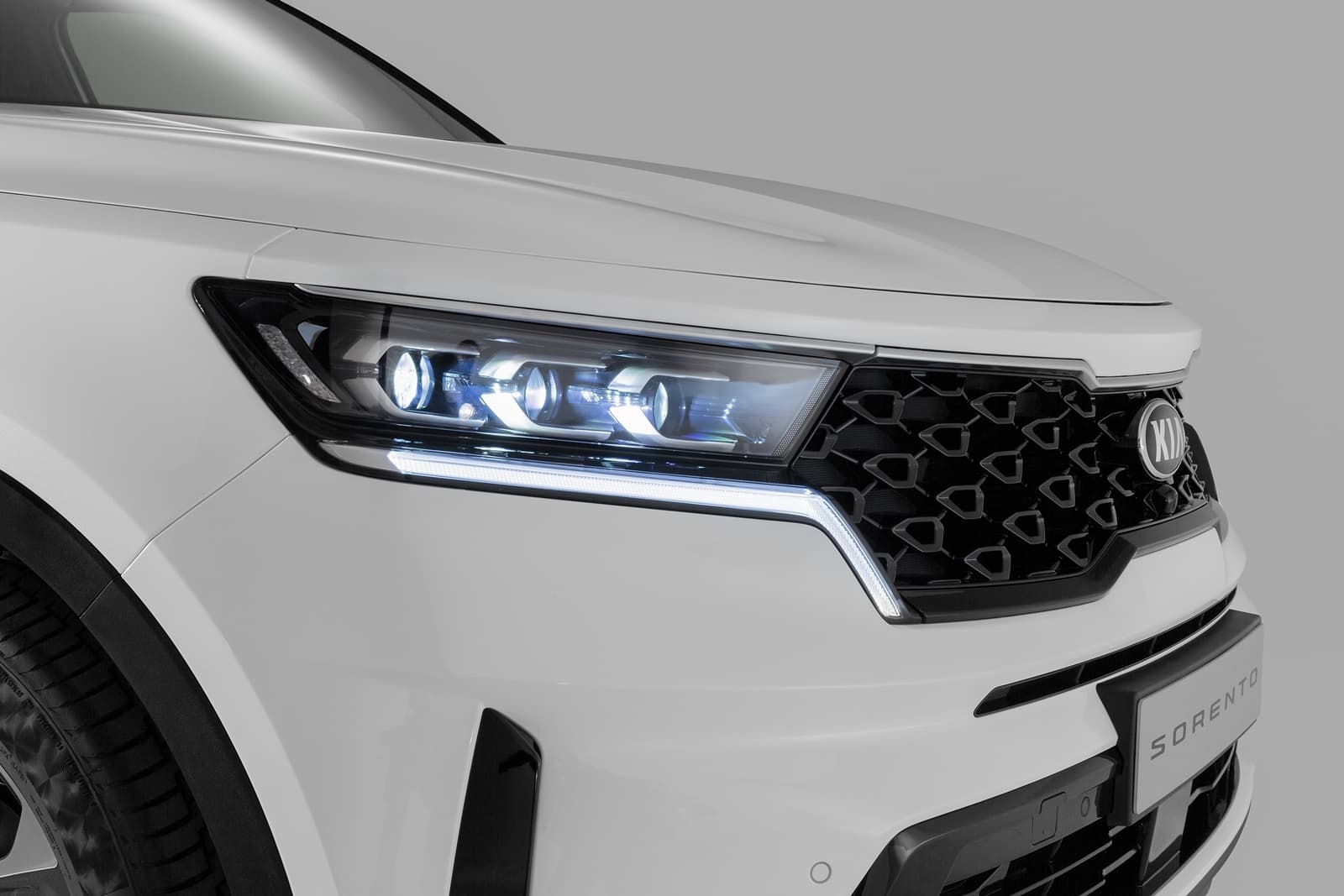 Vista cercana del faro delantero LED del Kia Sorento, destacando su diseño moderno.
