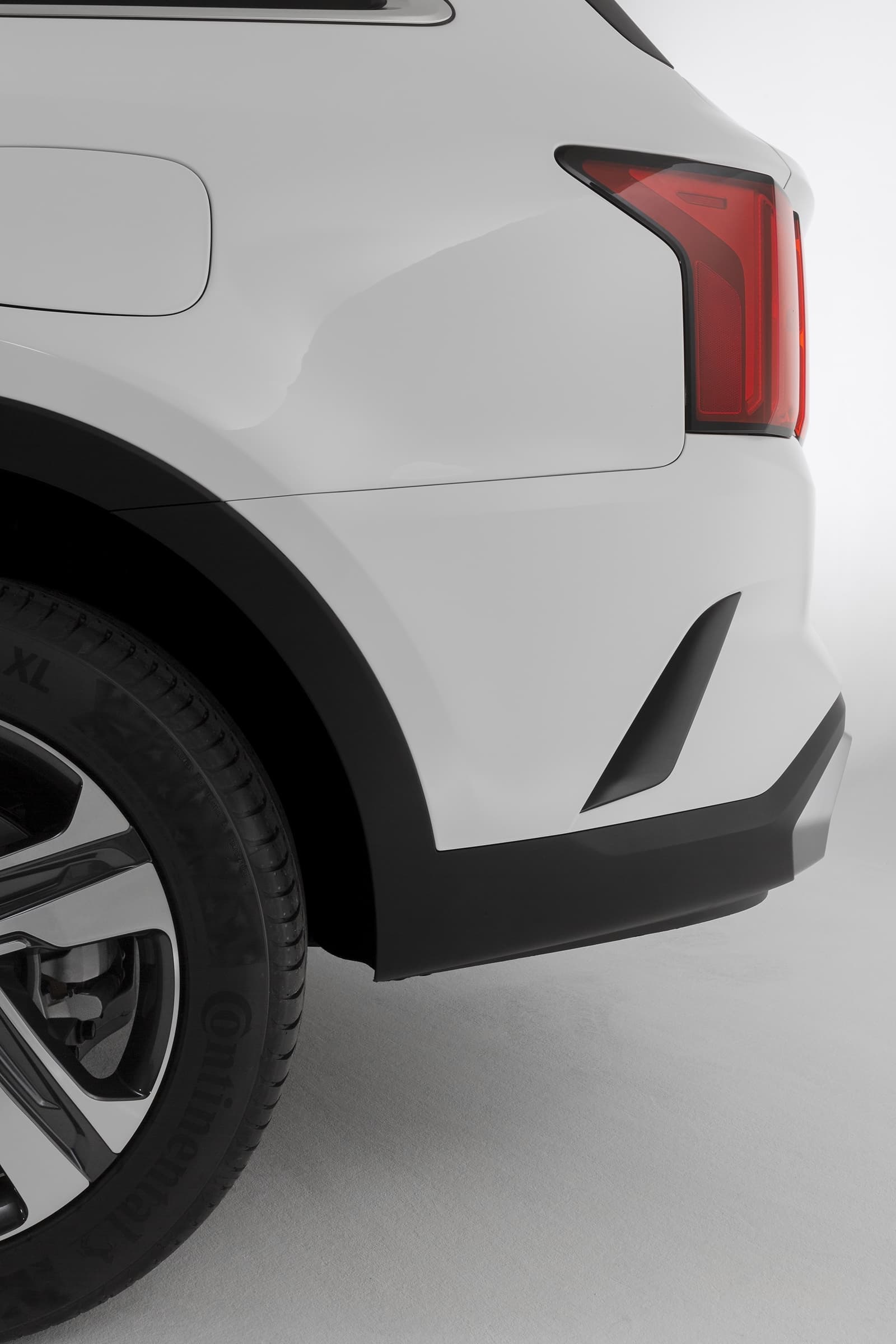 Primer plano del guardabarros del Kia Sorento, mostrando la calidad de acabado.