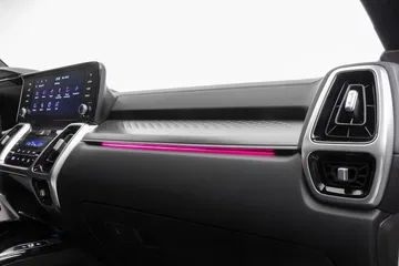 Vista de la iluminación ambiental y acabados de calidad del Kia Sorento.