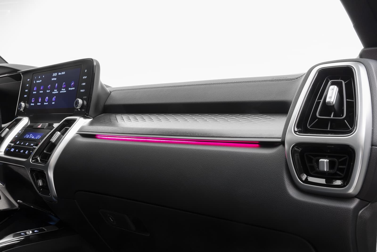 Vista de la iluminación ambiental y acabados de calidad del Kia Sorento.