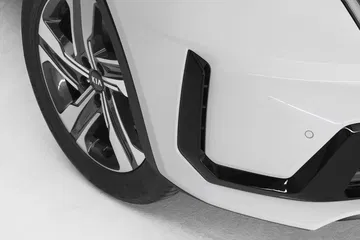 Primer plano de la llanta y parte del parachoques del Kia Sorento.