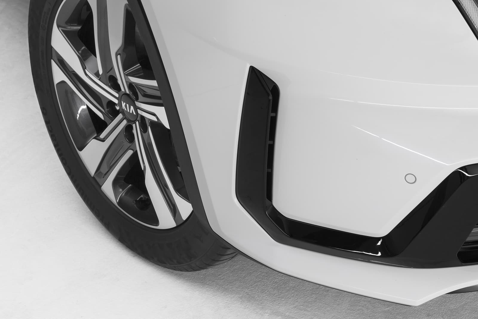 Primer plano de la llanta y parte del parachoques del Kia Sorento.