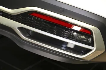 Vista cercana de la luz trasera del Kia Sorento, mostrando diseño y tecnología LED.