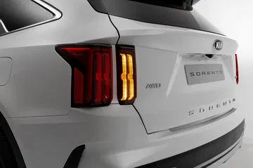 Vista en detalle de la innovadora luz trasera LED del Kia Sorento.