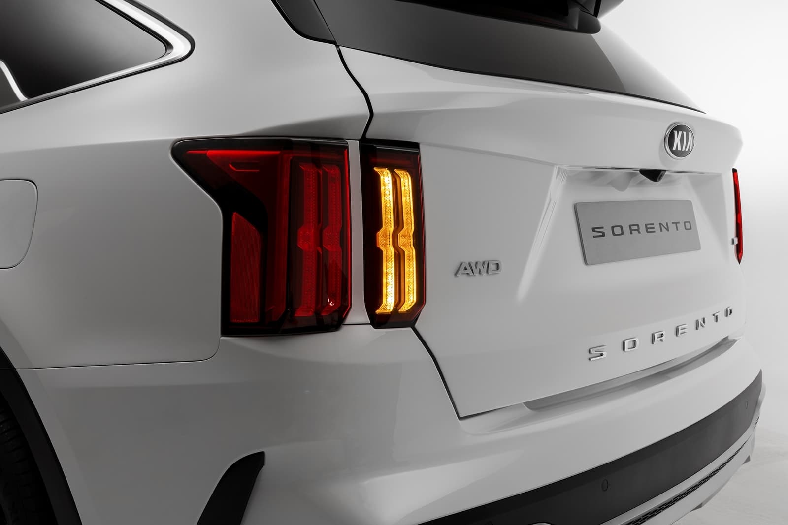 Vista en detalle de la innovadora luz trasera LED del Kia Sorento.