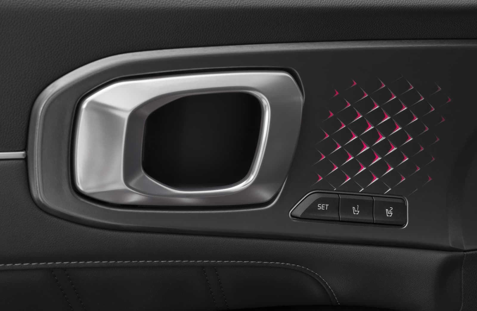 Vista cercana de la manija de la puerta interna del Kia Sorento.