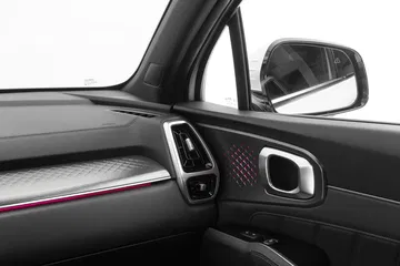 Vista del acabado y detalle del panel de la puerta del Kia Sorento.
