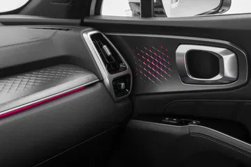 Vista de la costura roja y textura de la puerta del Kia Sorento.