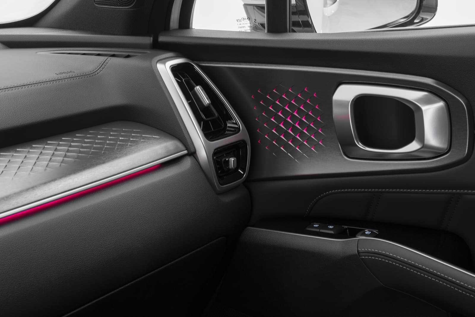 Vista de la costura roja y textura de la puerta del Kia Sorento.