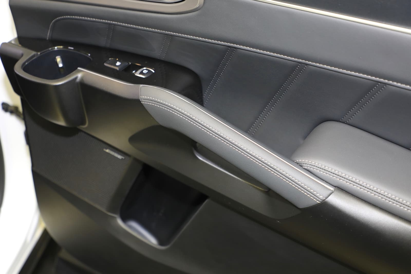 Vista de controles en puerta de Kia Sorento, incluye ajustes de ventana y espejos.